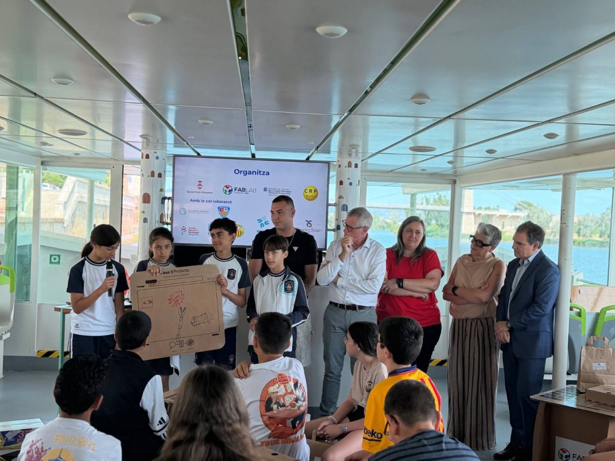 Quaranta alumnes de cinc centres educatius participen en la final de la Hackató del Fablab