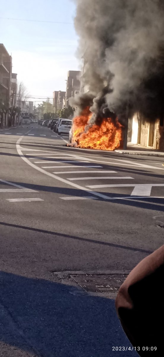 L’incendi d’un cotxe a Amposta afecta un segon vehicle i la façana d’un habitatge