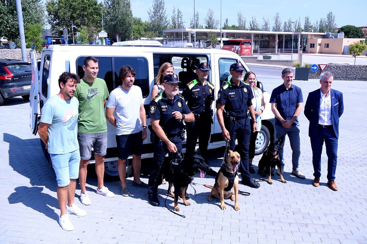 Alumnes de l’institut Montsià adeqüen un vehicle en desús per a la unitat canina de la policia local d’Amposta