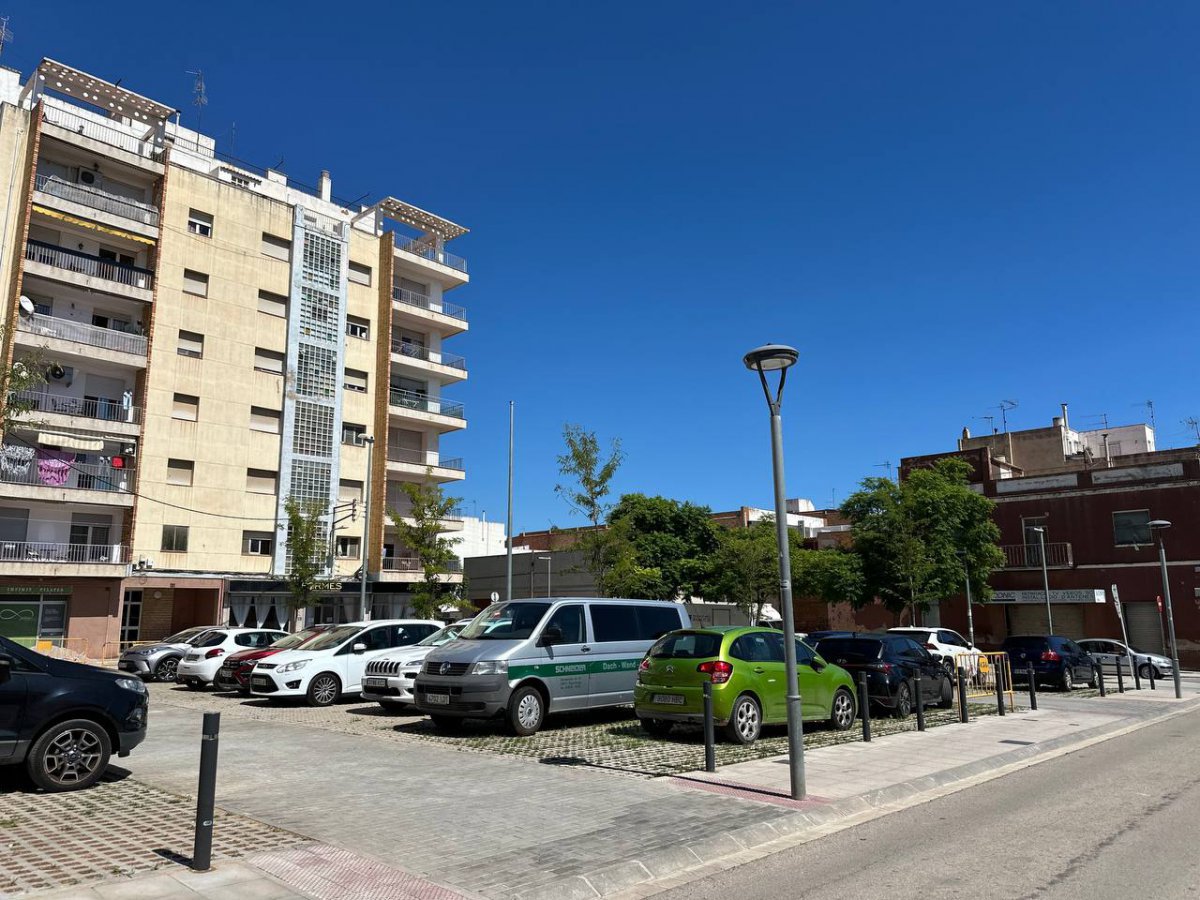 L’aparcament en superfície de la zona de l’Hospital ja està actiu S’ha obert parcialment pel carrer Escoles mentre s’acaben les obres de clavegueram d