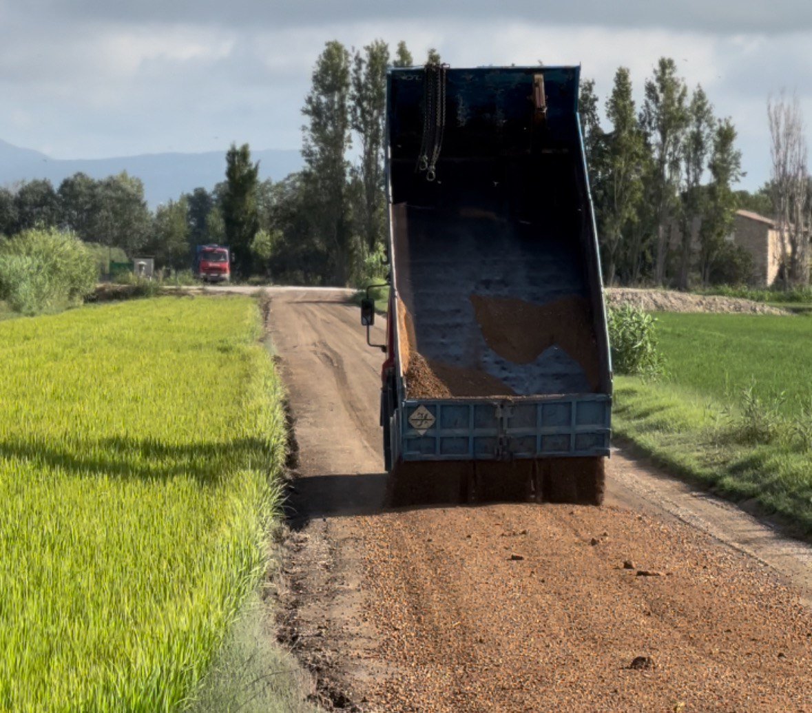 L’Ajuntament arranja diferents camins del Delta per encarar la campanya de la sega