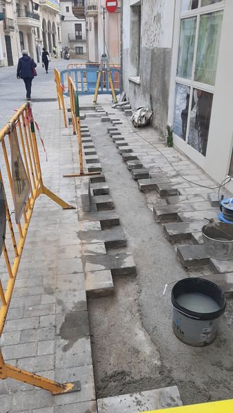 Obres de soterrament de la íinea elèctrica al carrer Major