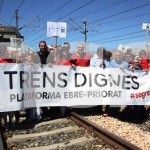 El reclam per uns trens dignes a les Terres de l´Ebre reuneix un centenar de persones a l´estació de l´Aldea