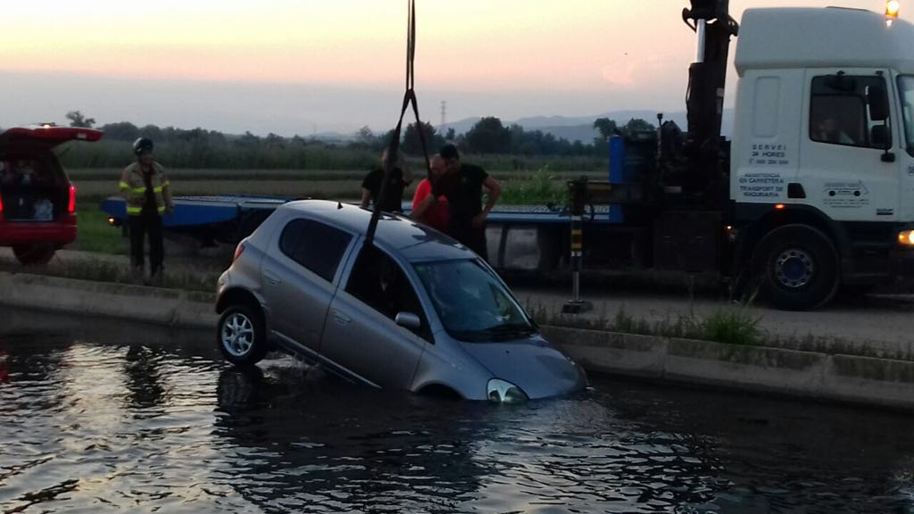 Dues persones mortes després de caure el cotxe en què viatjaven al canal de la dreta de l´Ebre, a Amposta