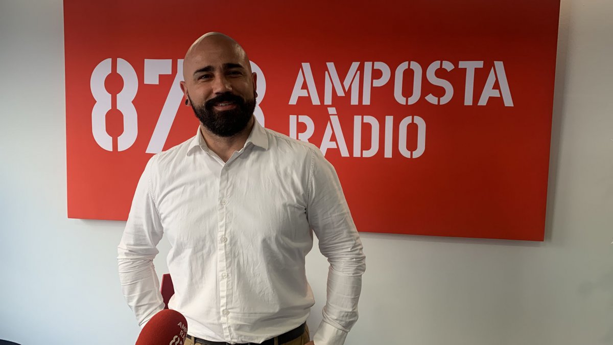 Entrevista a Angel Escuin per parlar de l’enllumenat de l’olivera de la rotonda de l’Av de la Ràpita