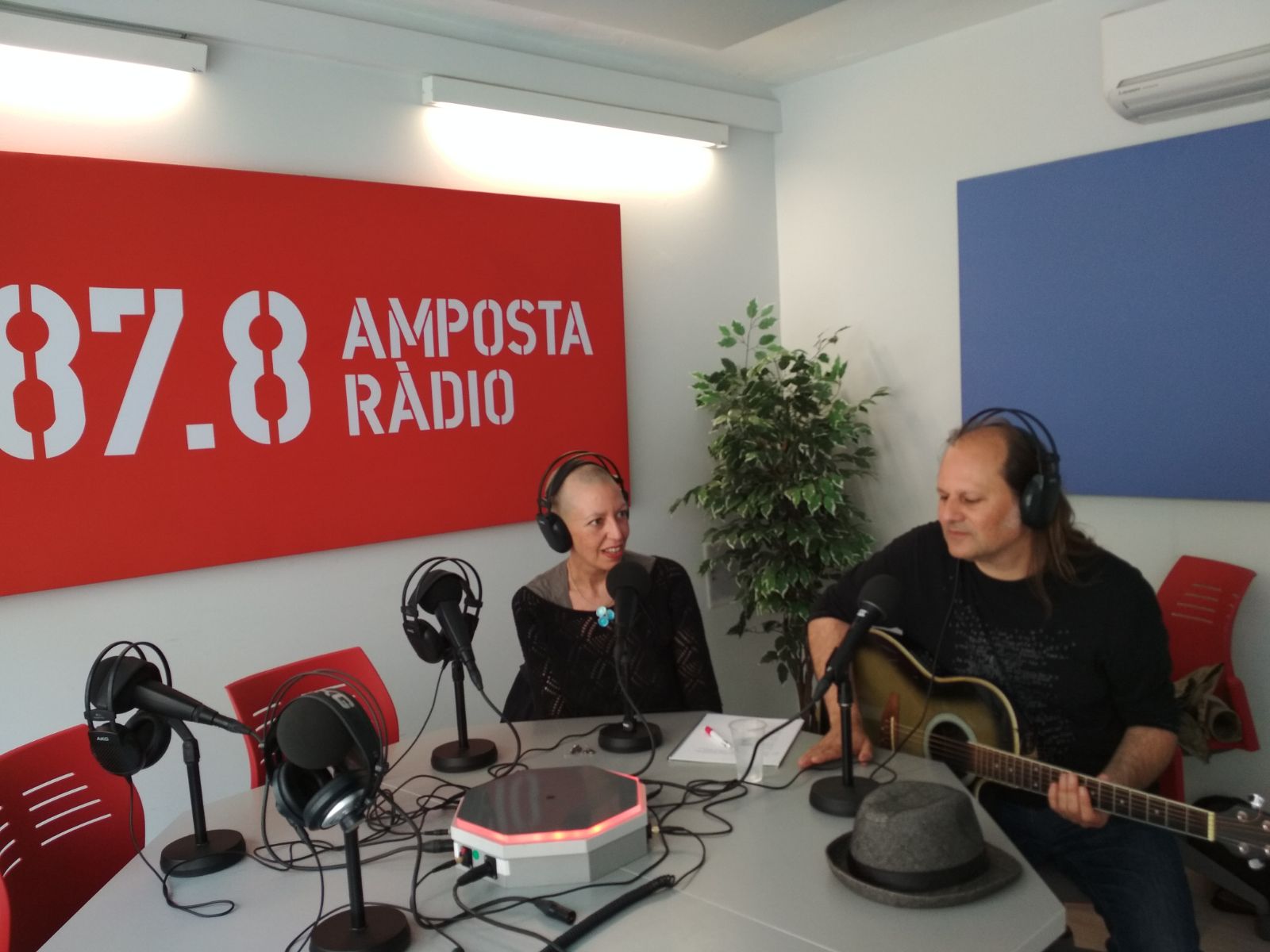 ENTREVISTA A PILI CUGAT I CARLOS LUPPRIAN PRESENTANT EL SEU DISC: JOCS D´AIGUA