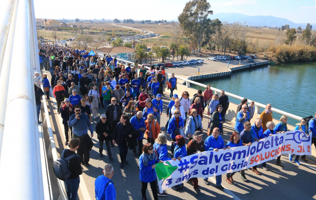 Més de 2.000 persones participen en la marxa per reclamar que arribin sediments per protegir el delta de l’Ebre