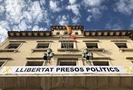 Intenten arrancar la pancarta per la llibertat dels presos polítics de la fa´çana de l´ajuntament