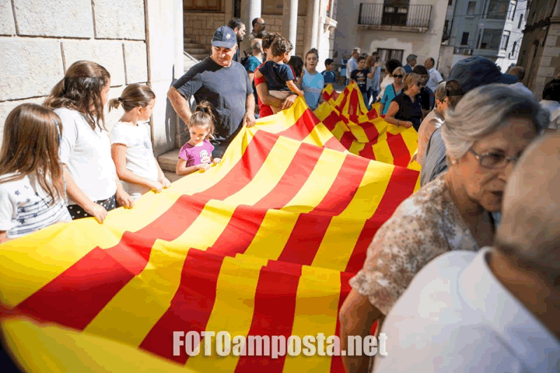 Ampostins i Ampostines omplin el carrer del pont per  celebrar la diada d’Amposta.