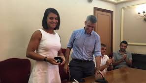 L’AJUNTAMENT D’AMPOSTA ENTREGA A LA REMERA AÏNA CID LA POLSERA DE LA CIUTAT