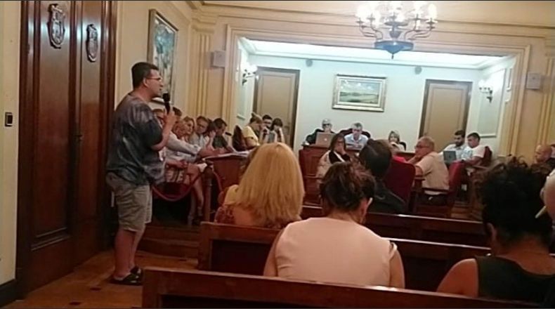 Es  tanquen a l’Ajuntament d’Amposta per reivindicar la gartuïtat de la AP-7 i reclamar el suport dels politics   