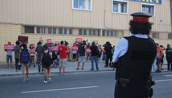 Una trentena d´animalistes ebrencs i de la resta de Catalunya  reclamen davant la plaça de bous d´Amposta una alternativa a la festa taurina