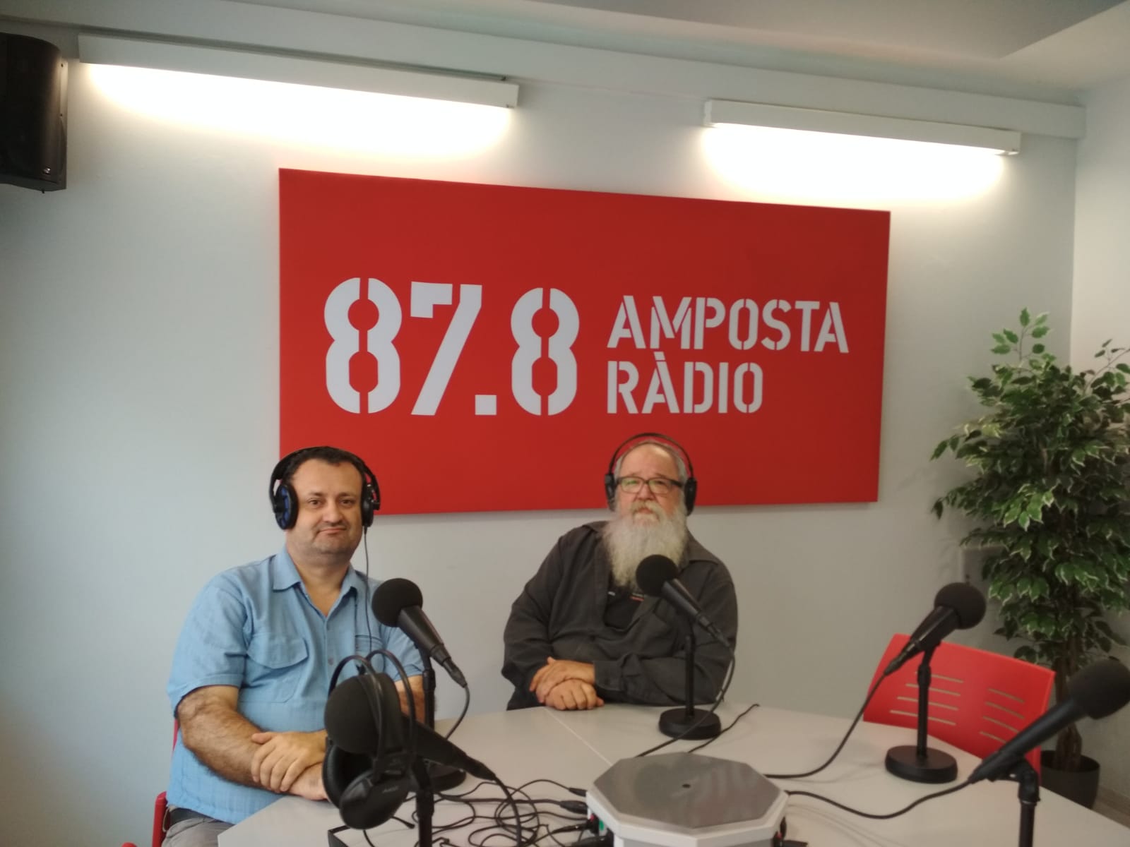 ENTREVISTA AMB ELS RADIOAFICIONATS MIQUE MONTAÑÁS I JESÚS BARCELÓ: TROBADA DE RADIOAFICIONATS A LES TTE
