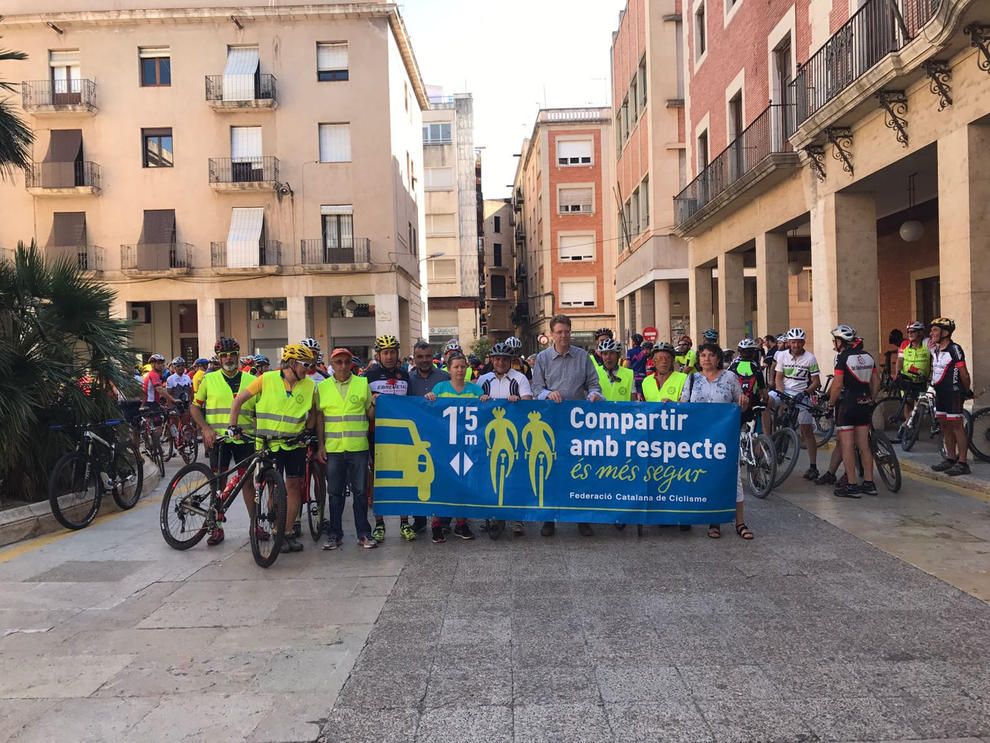 Centenars de ciclistes de les Terres de l´Ebre recorren Tortosa i Amposta per reclamar més seguretat a les carreteres