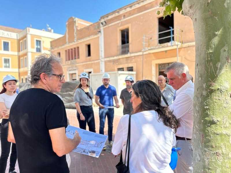 La subdirectora general patrimoni arquitectònic visita les restes arqueològiques de les Cases del Castell.