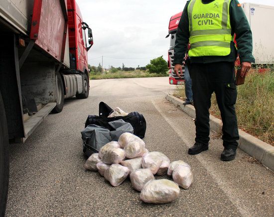 Detingudes dues persones per transportar 20 quilos de marihuana quan circulaven per l´N-340 a Amposta