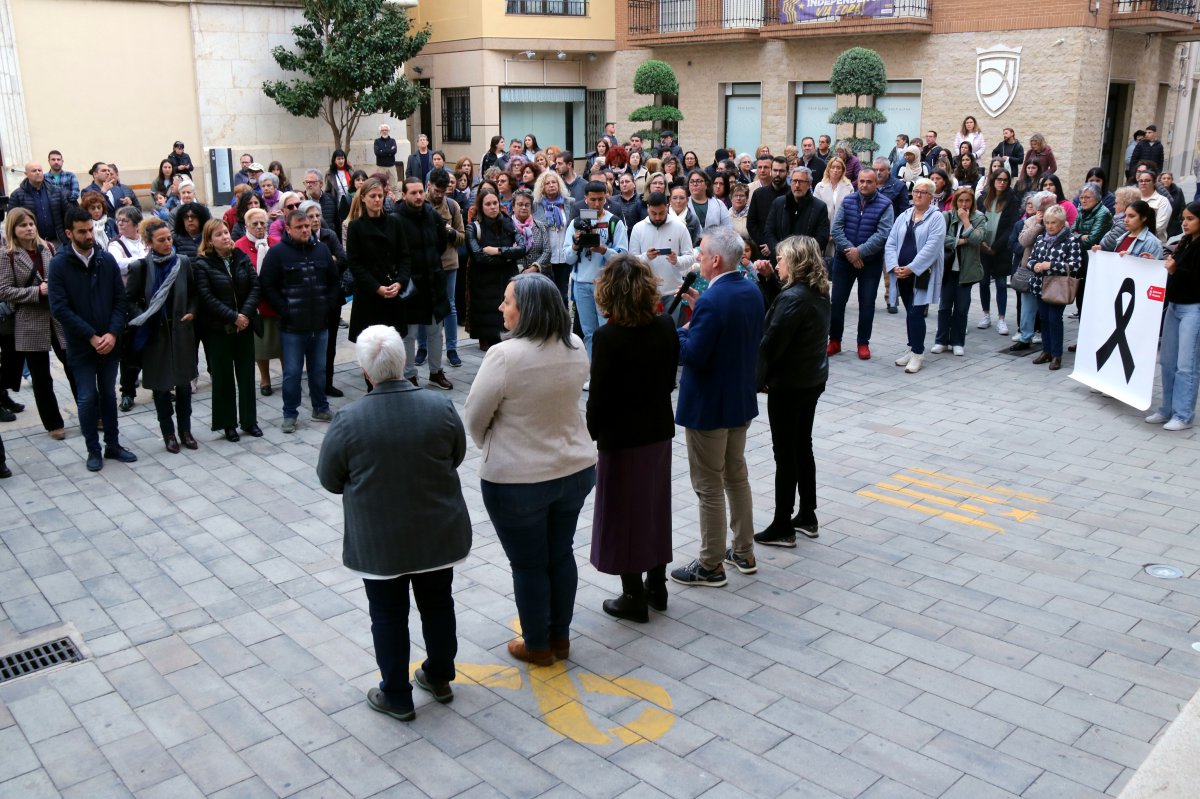 Un centenar de persones participen al minut de silenci a Amposta contra l’assassinat masclista al municipi