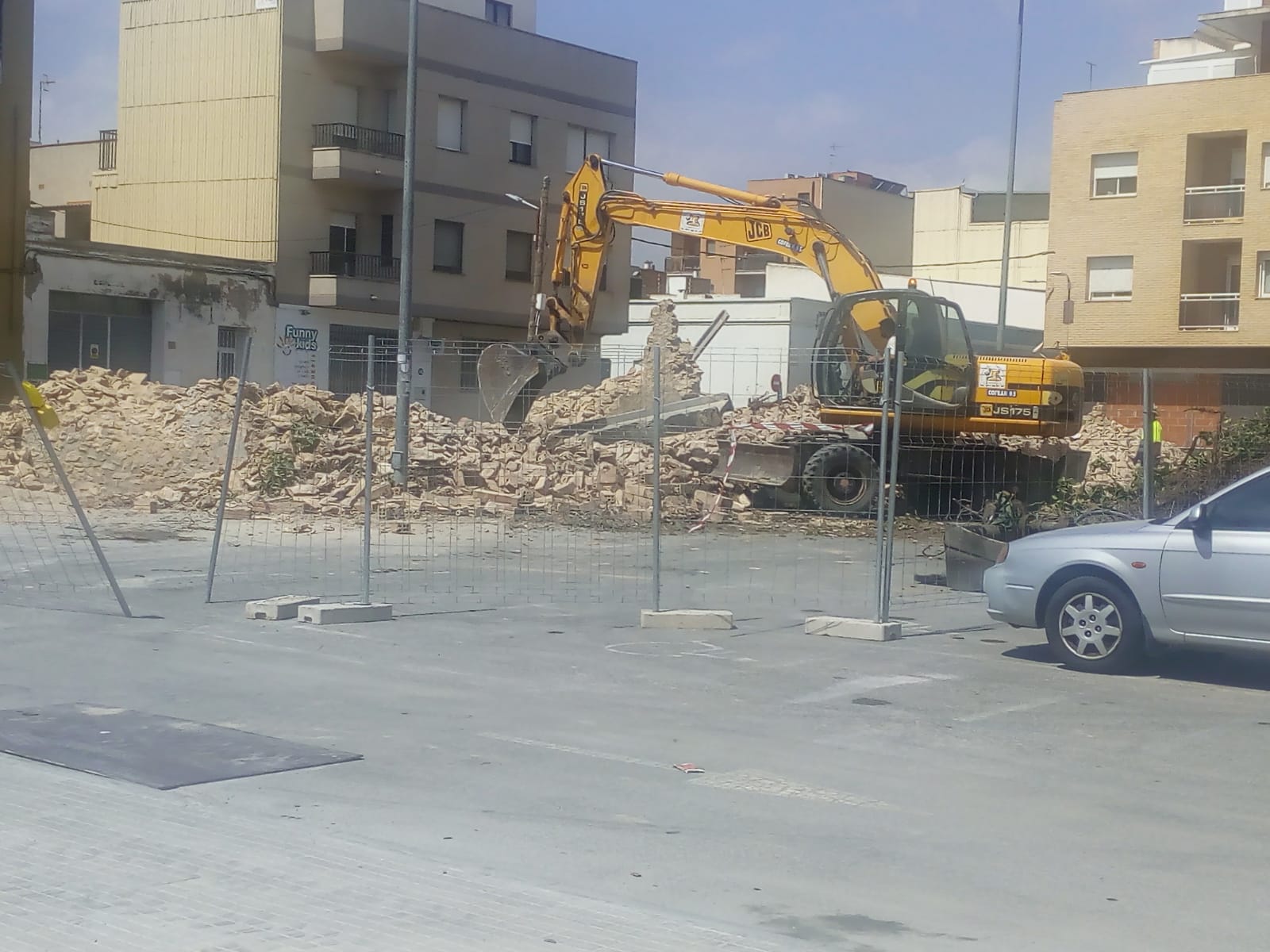COMENCEN LES OBRES DE CONSTRUCCIÓ D’UNA ZONA D’ESBARJO AL PÀRKING DEL GRAU.