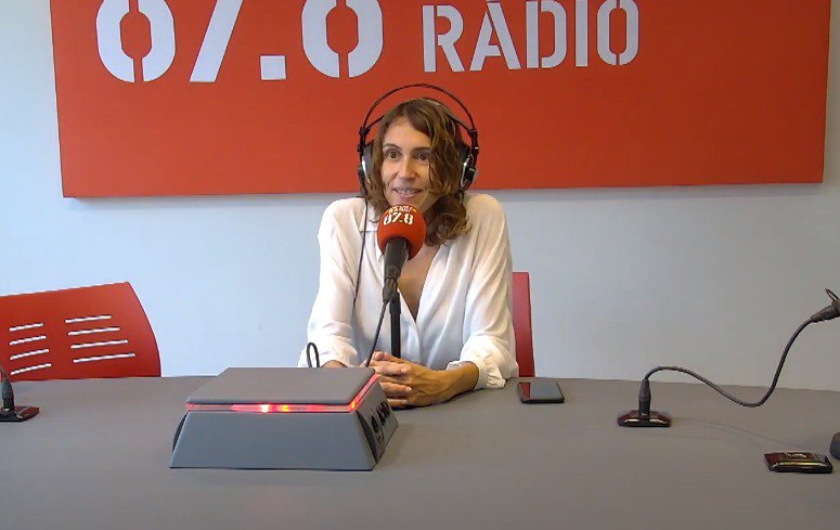 Maria Climent ens presenta la seva ùltima novel·la: "A casa teníem un himne" a Amposta Ràdio!