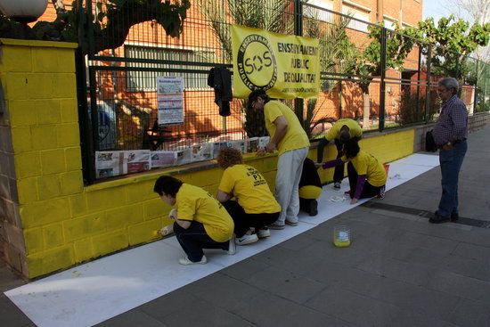 Pinten de groc els murs de l´escola Soriano Montagut per reivindicar el manteniment de les línies de P3 a Amposta