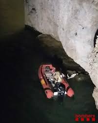 Un grup d’alumnes de l’Escola d’Art i Disseny  ajuden a salvar un gos al riu Ebre a Amposta