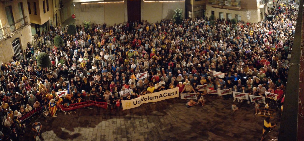 Centenars d’ampostins i ampostines es concentren davant l’Ajuntament en senyal de rebuig a la sentència del suprem