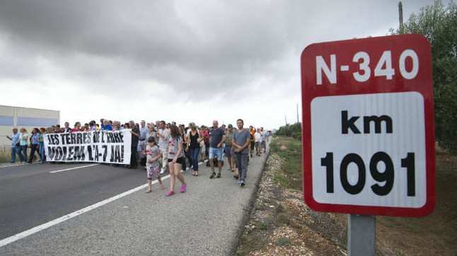 La proposta per descongestionar la N-340 satisfà a mitges els alcaldes i topa amb l´oposició de transportistes i veïns