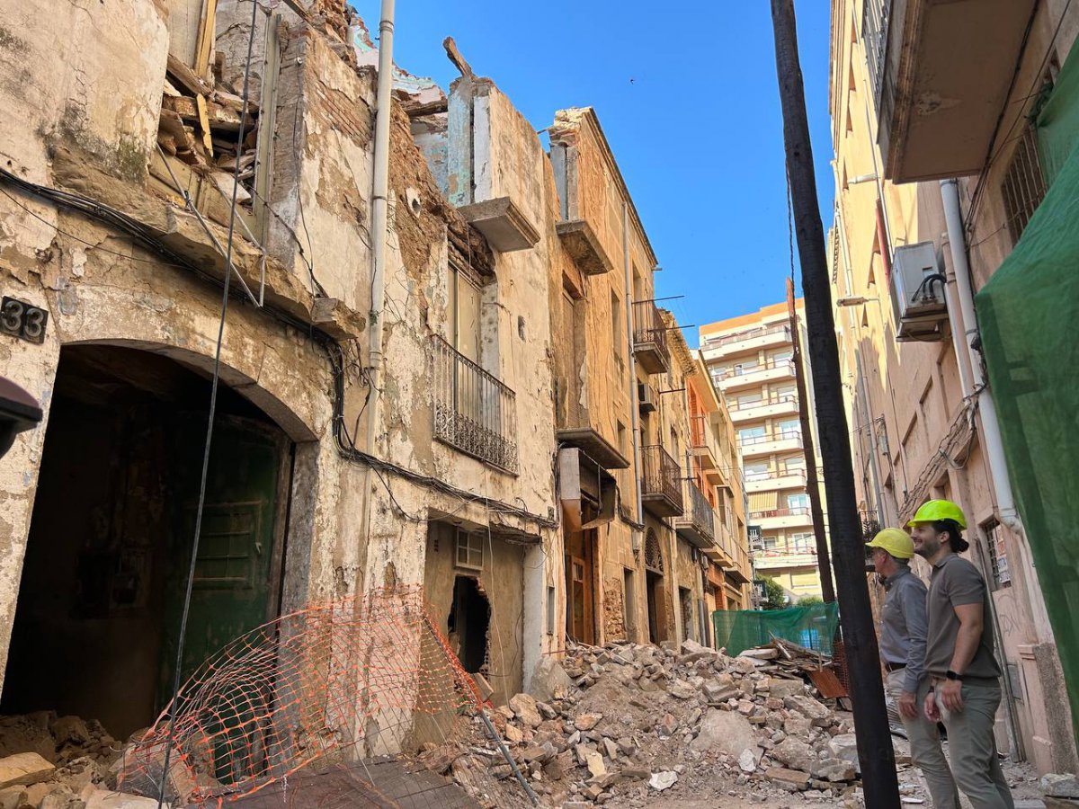 Obres d’enderroc de tres habitatges del carrer Sant Antoni