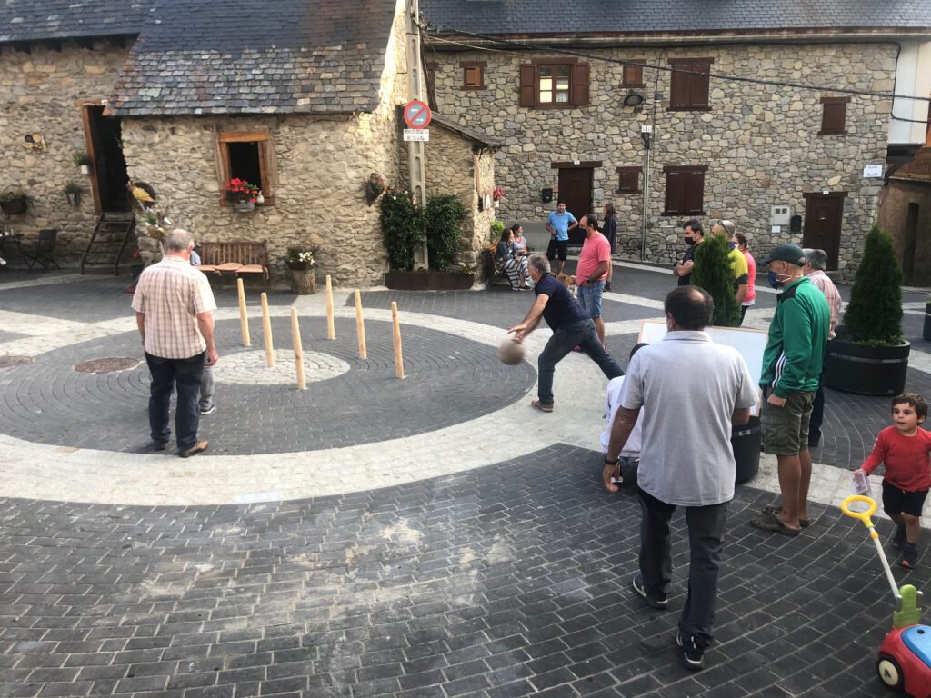 ENJOGASSADES - 16 Quilles de Tredòs de la Vall d’Aran amb Lourdes España Les Quilhes són pròpies del Pirineu, essent dues modalitats, les araneses i