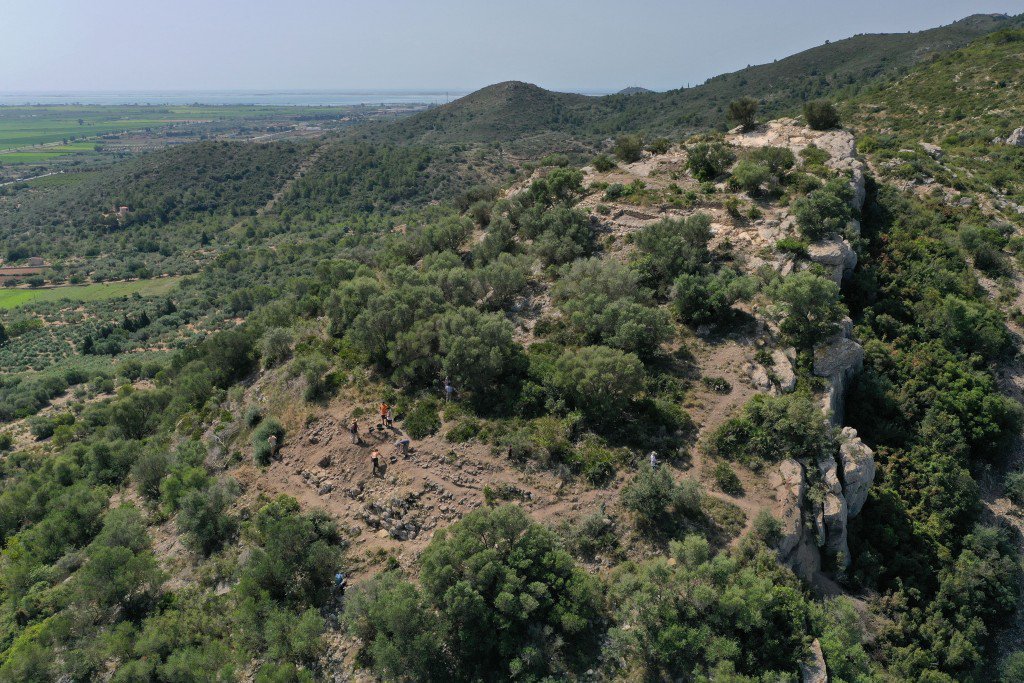 Descobertes una plataforma empedrada i una muralla defensiva monumental al jaciment de l’Antic d’Amposta