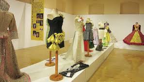 L’art de cosir vestits de paper es reivindica amb una exposició al Centre d’Artesania Catalunya