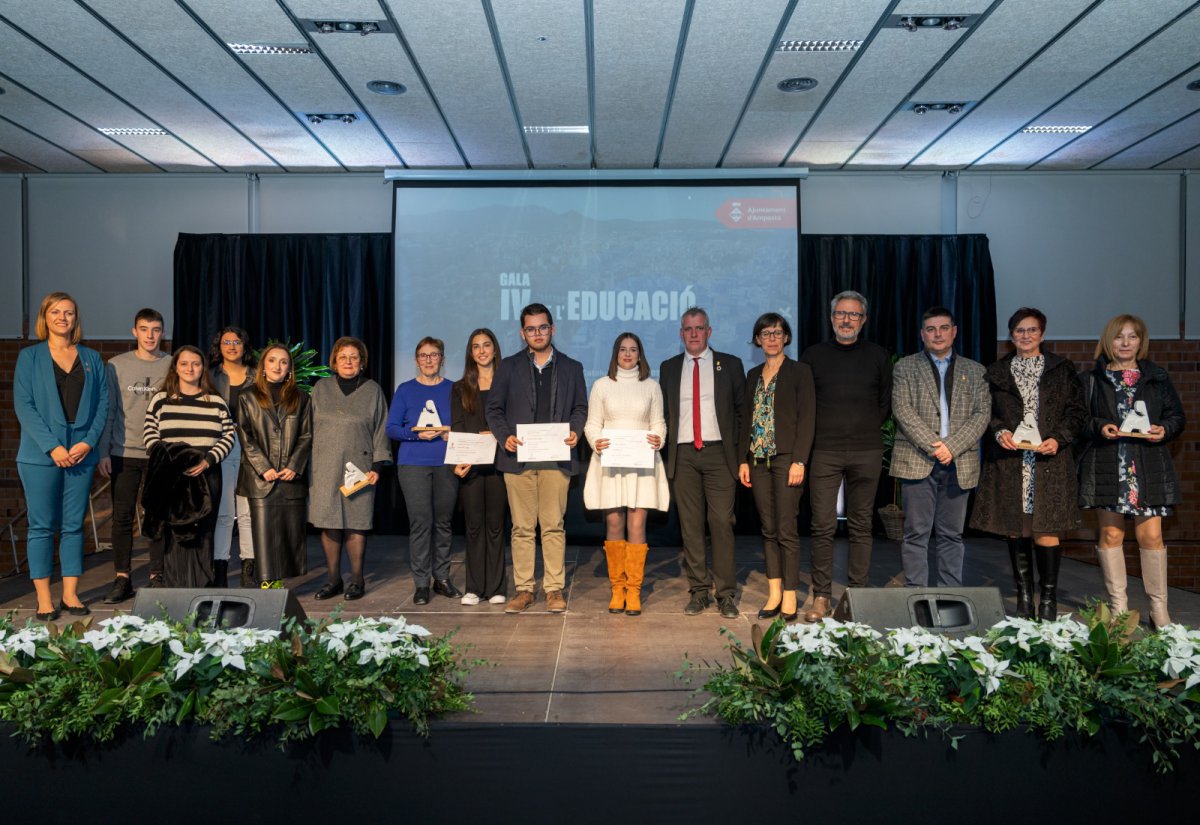 La Gala de l’Educació reconeix els sis millors expedients acadèmics i homenatja els sis docents jubilats el curs passat